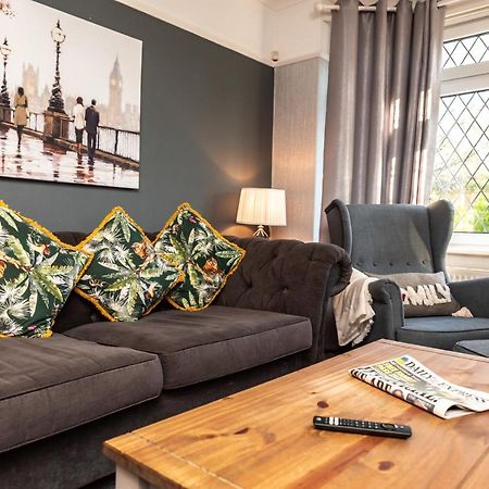 Cheerful 3-Bedroom Douglas House With Patio Southampton Dış mekan fotoğraf