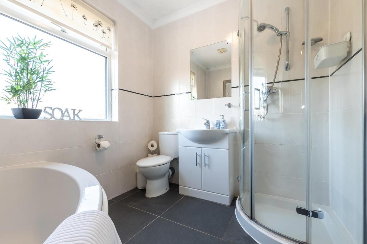 Cheerful 3-Bedroom Douglas House With Patio Southampton Dış mekan fotoğraf