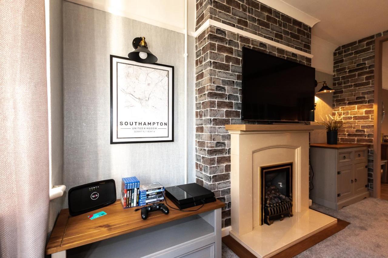 Cheerful 3-Bedroom Douglas House With Patio Southampton Dış mekan fotoğraf