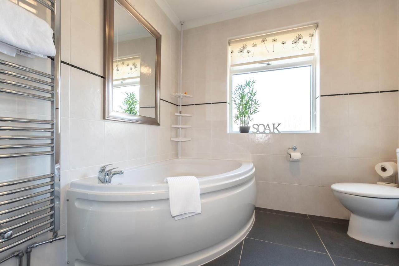 Cheerful 3-Bedroom Douglas House With Patio Southampton Dış mekan fotoğraf