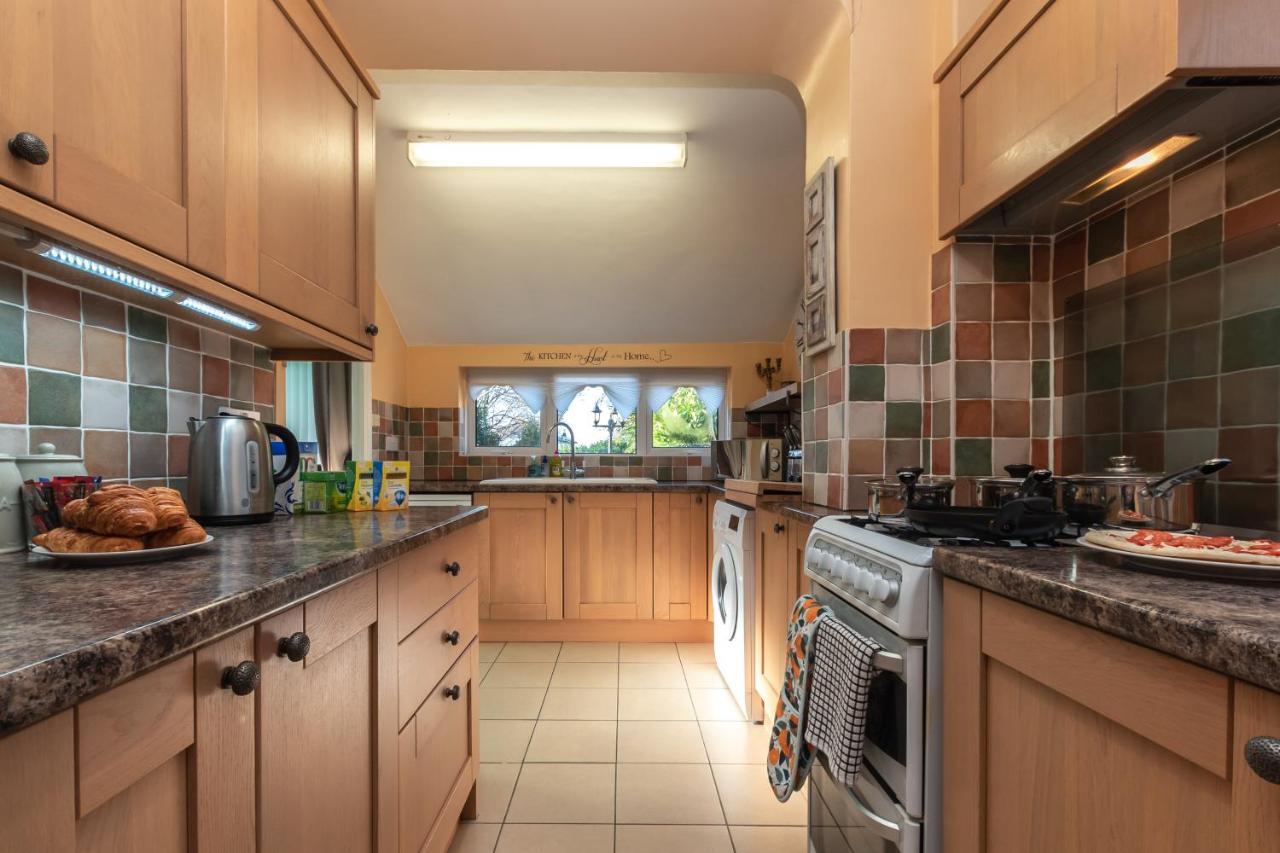 Cheerful 3-Bedroom Douglas House With Patio Southampton Dış mekan fotoğraf