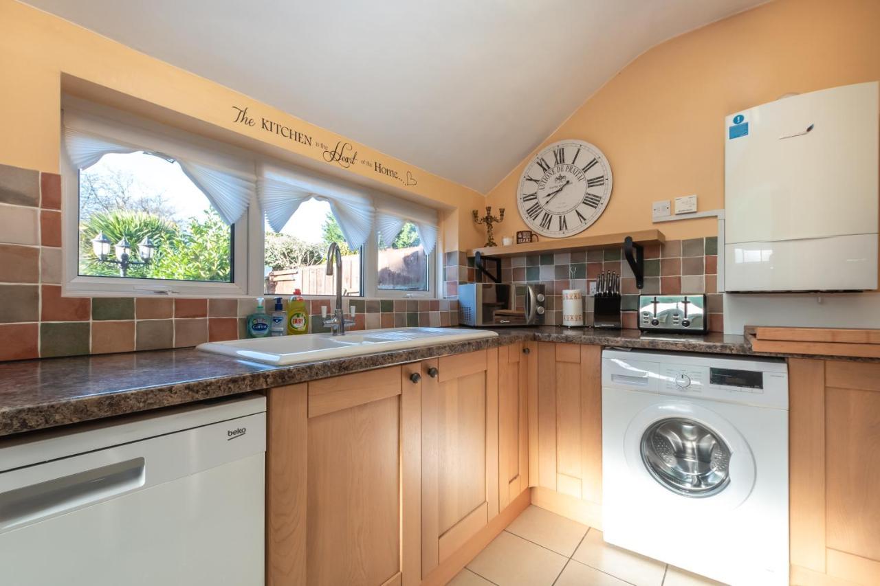 Cheerful 3-Bedroom Douglas House With Patio Southampton Dış mekan fotoğraf