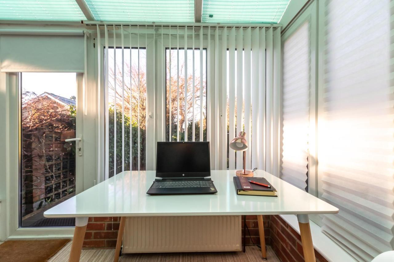 Cheerful 3-Bedroom Douglas House With Patio Southampton Dış mekan fotoğraf