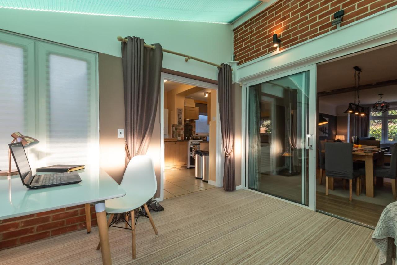 Cheerful 3-Bedroom Douglas House With Patio Southampton Dış mekan fotoğraf