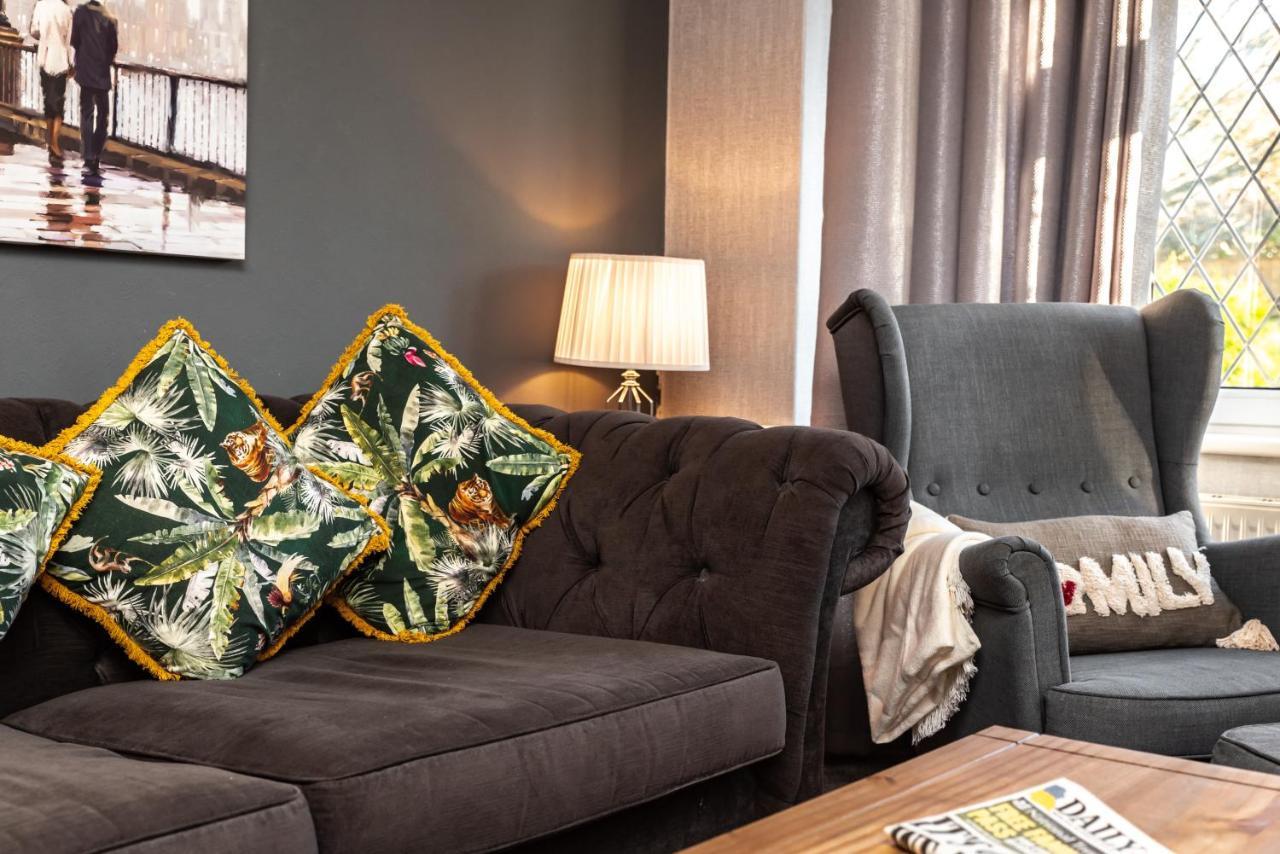 Cheerful 3-Bedroom Douglas House With Patio Southampton Dış mekan fotoğraf