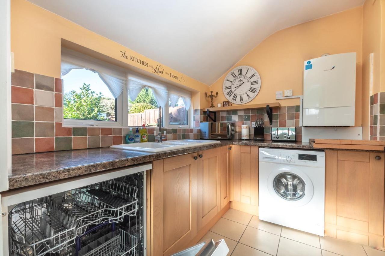 Cheerful 3-Bedroom Douglas House With Patio Southampton Dış mekan fotoğraf